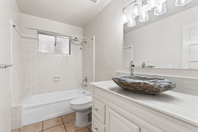 Building Photo - Charming central home