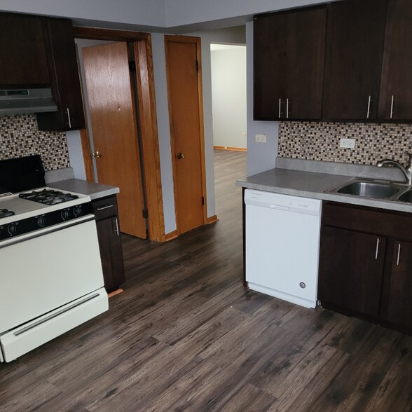 Building Photo - 6805 W Montrose Ave