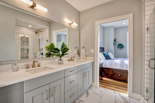 Building Photo - Two bedroom end unit condo with stunning d...