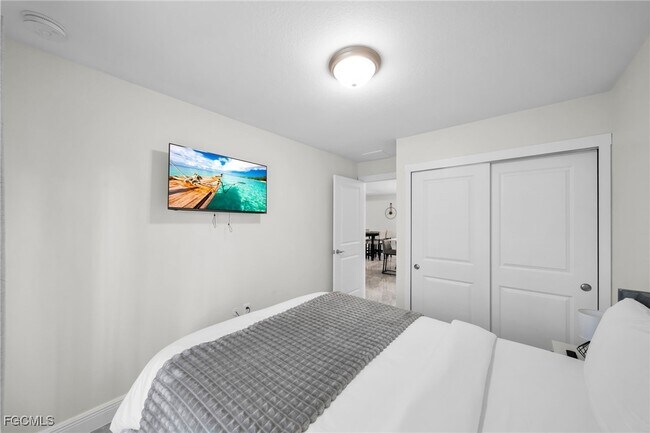 Building Photo - 901 Albany Ave