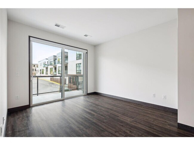 Building Photo - 253 Lake St E