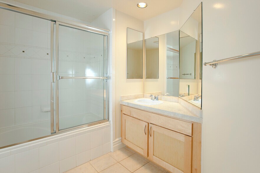 Primary Photo - 12745 Moorpark St