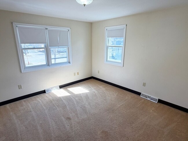 Building Photo - 3-Bedroom, 1-Bath Home with Off-Street Parking