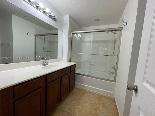 Building Photo - 8800 NW 107 Ct