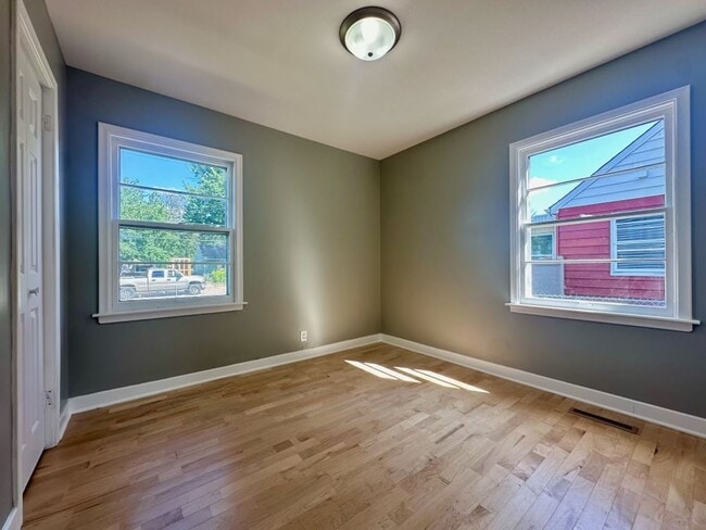 Building Photo - Gorgeous 4 Bedroom 1 Bathroom Home in Rich...
