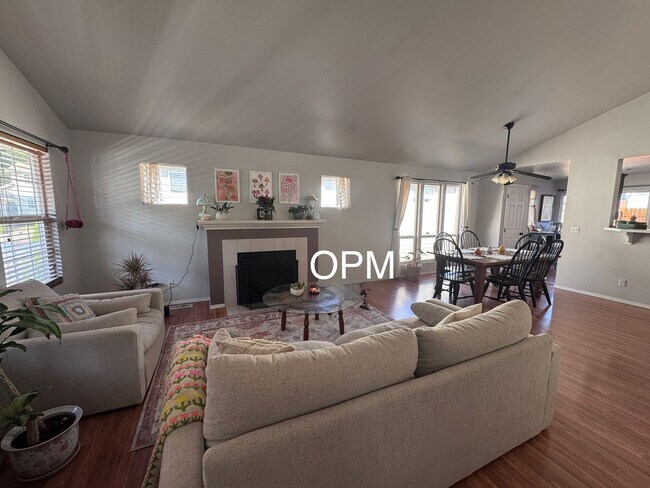 Building Photo - Centrally Located 3/2 Home in Central Kits...