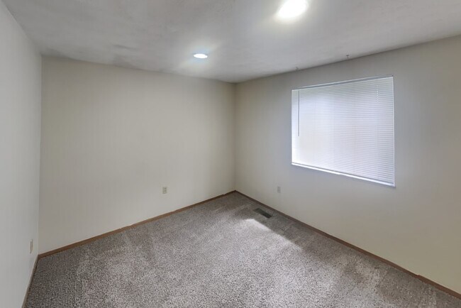Building Photo - 94 E 18th Ave