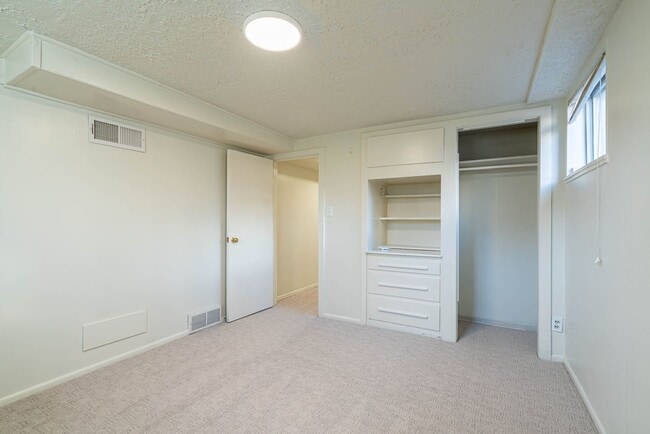 Building Photo - Spacious 2 Bed Basement Apartment