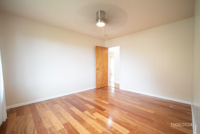 Building Photo - 3 bd / 2 ba Upstairs Unit in a Triplex