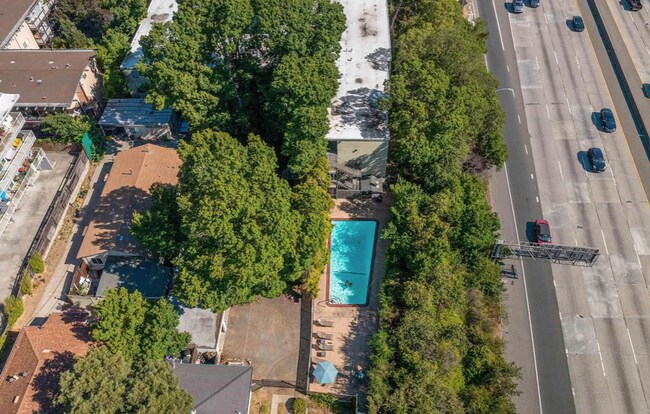 Building Photo - Adorable Remodeled Studio! Walk to Lake Merritt, Trader Joes, Whole Foods! Parking Included!