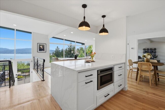 Building Photo - 639 West LK Sammamish Pkwy NE