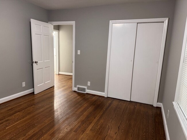 Building Photo - 3 bedroom 1 bath home, located in the Greystone area!