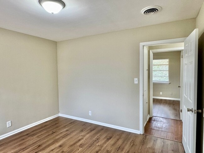 Building Photo - 2-Bedroom home is truly move-in ready!