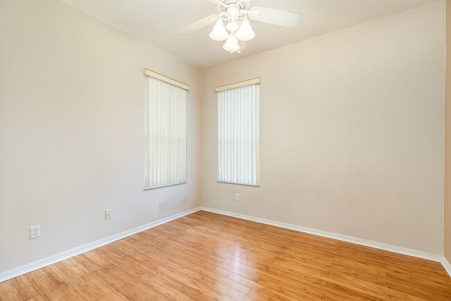 Building Photo - PRISTINE 3/2 one story home in Errol Estates!