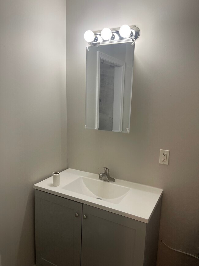 Building Photo - 85 Old Town Rd