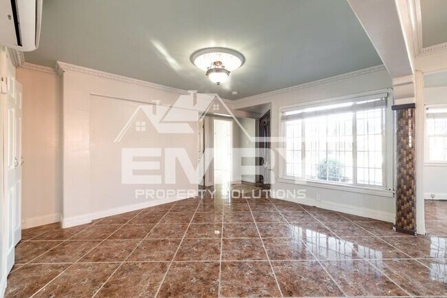Building Photo - Beautiful 2 Bed 1 Bath House in Lynwood CA 90262