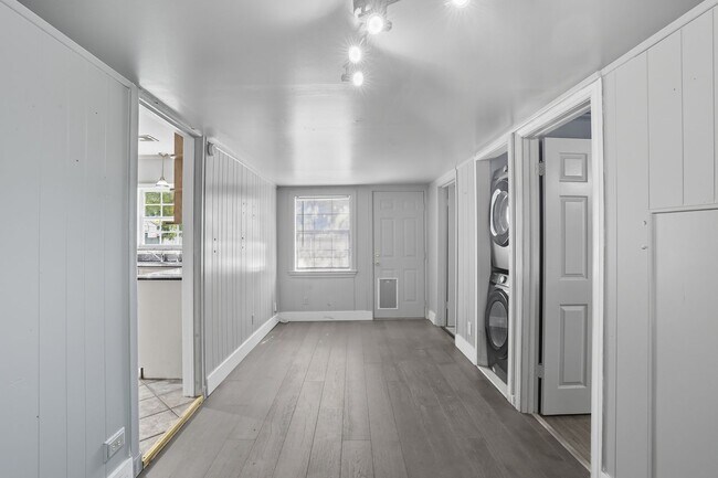 Building Photo - Charming 3-Bedroom Near Brookside & The Ga...