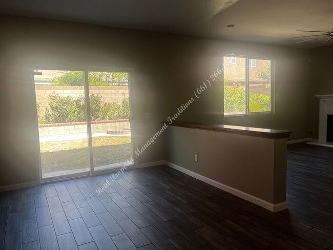 Building Photo - Beautiful Spacious 5 Bedroom Home Located ...