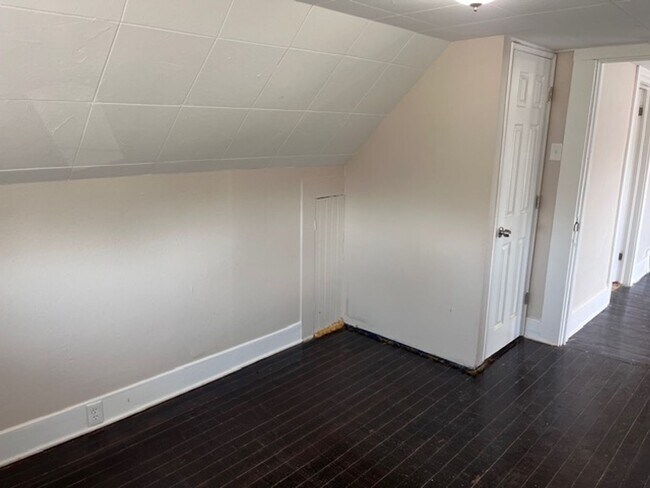 Building Photo - 4 Bed - 1.5 Bath - Single Family Home in Lorain