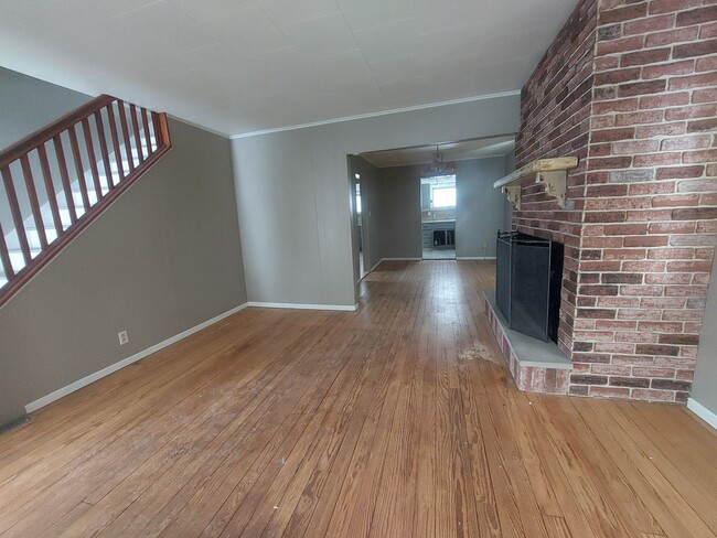 Building Photo - Spacious 2 bedroom home in Vandergrift