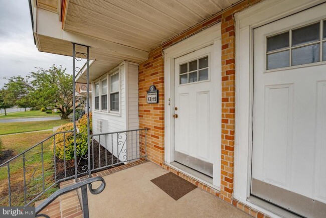 Building Photo - 703 N Oxford Ave