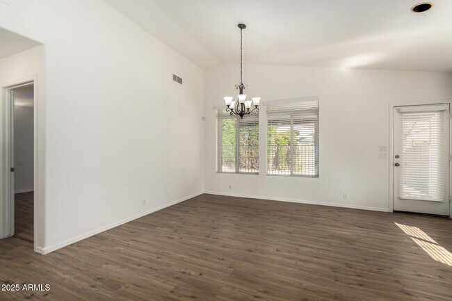 Building Photo - 1328 E Binner Dr