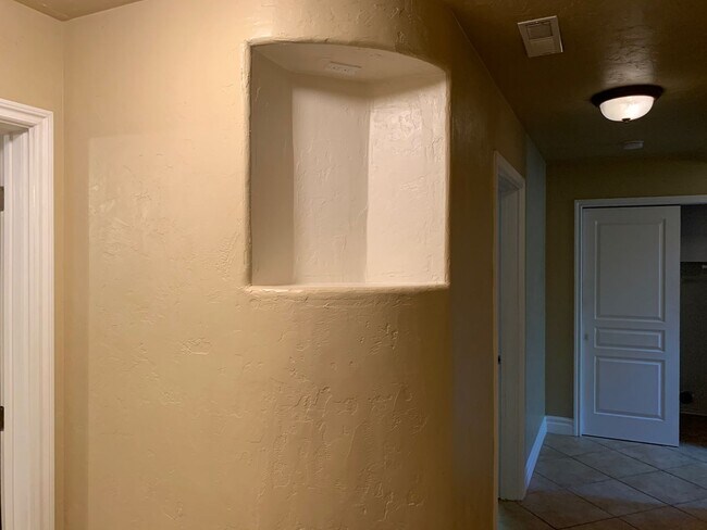 Building Photo - 5 bedroom 3 bathroom gorgeous house with v...