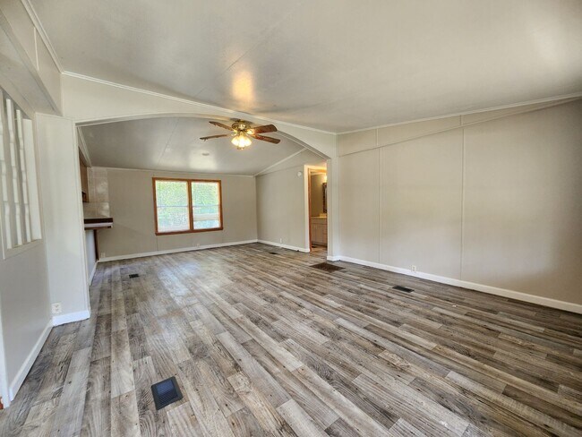 Building Photo - 3 bed, 2 bath on 1/3 Acre of FENCED land.