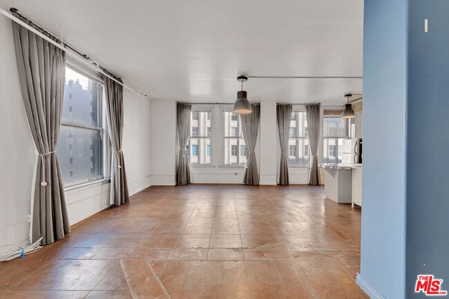 Building Photo - 215 W 7th St