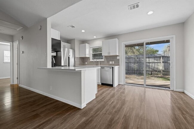 Building Photo - 3201 Mossrock Dr