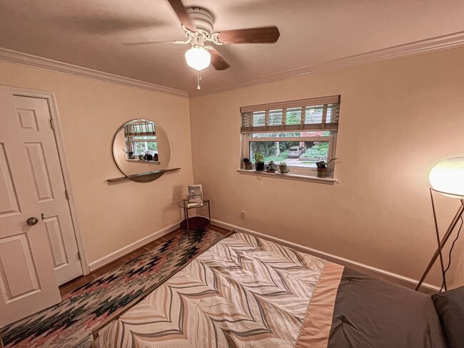 Building Photo - Sunny and Bright 4 Bedroom 3 Bath 2 Level ...