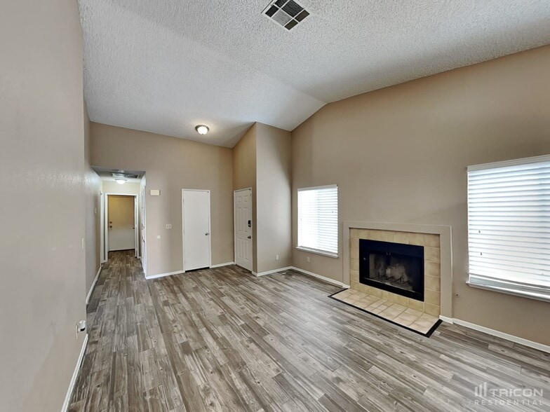 Building Photo - 733 Reagan Dr
