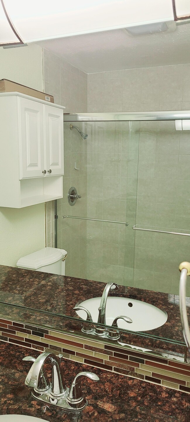 Main bathroom with standing shower. - 466 Crescent St