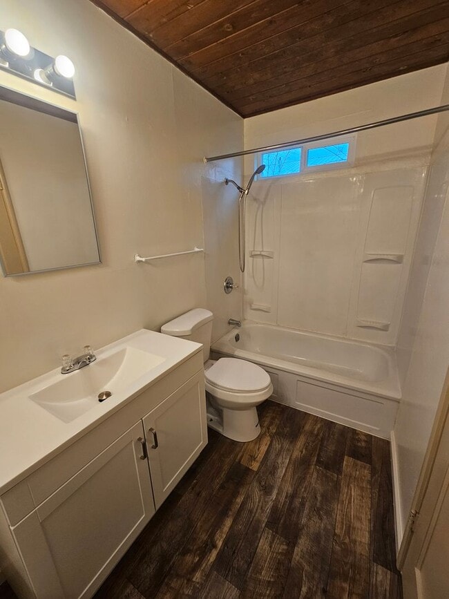 Building Photo - Spacious 4 Bedroom 2 Bath Home WITH BONUS ...