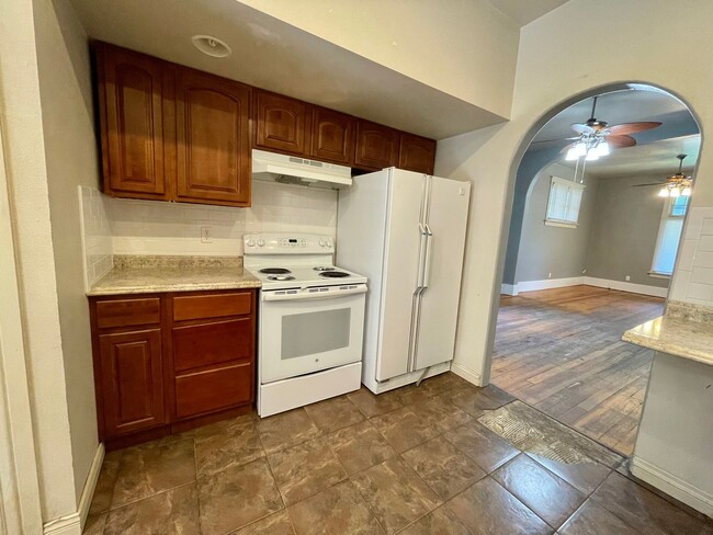 Building Photo - AVAILABLE NOW! Move-In Special! Half Off F...