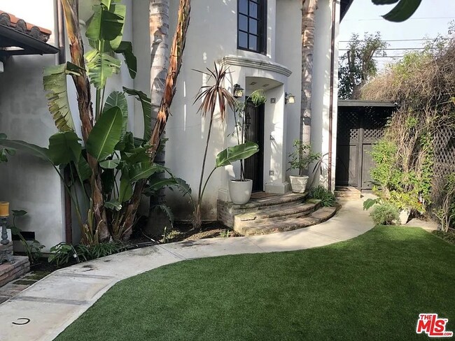 Building Photo - 835 N Sycamore Ave