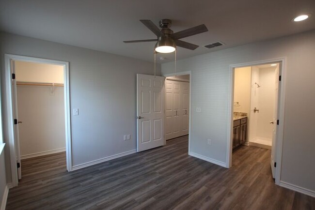 Building Photo - Stunning 2 Bed 2.5 Bath 1 Car Garage Townh...