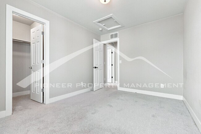 Building Photo - 16137 E Elk Pl