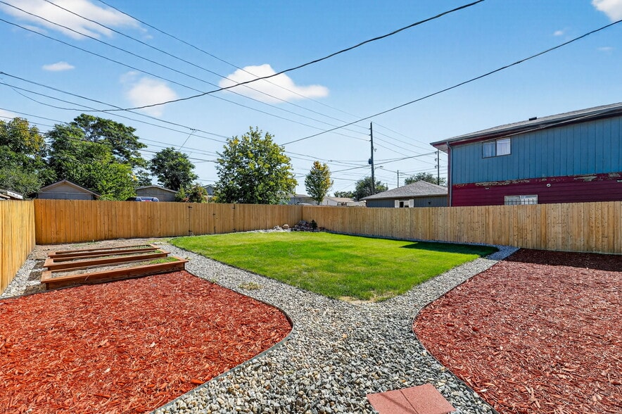 Building Photo - 4080 Cook St