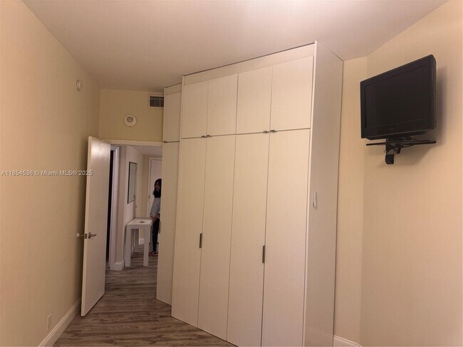 Building Photo - 1121 Crandon Blvd