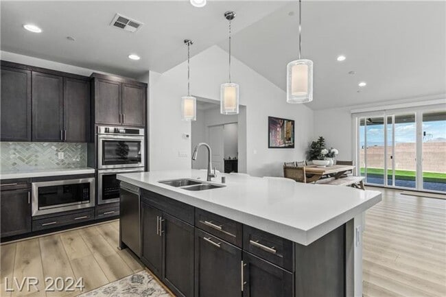 Building Photo - Elevated Desert Living with Strip & Mountain Views – Fully Furnished 6-Bedroom Retreat!