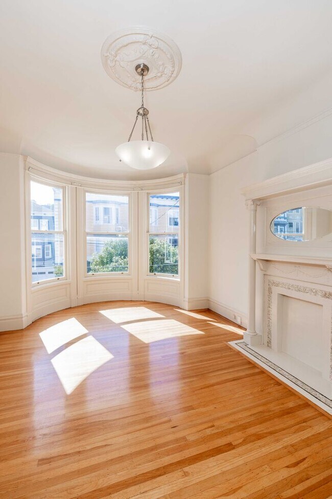 Building Photo - LARGE Full Floor 4BR/2BA. In-Unit Laundry, New Stainless Appliances!