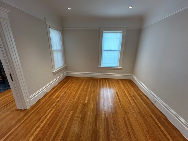 Building Photo - 219 Lake St