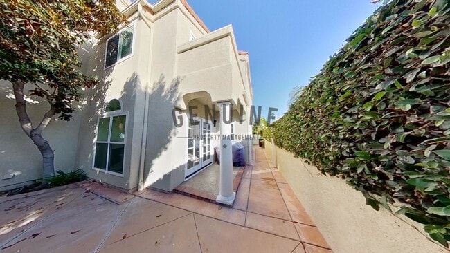 Building Photo - Beautiful 3BD 3.5BA Townhome in Newport Heights