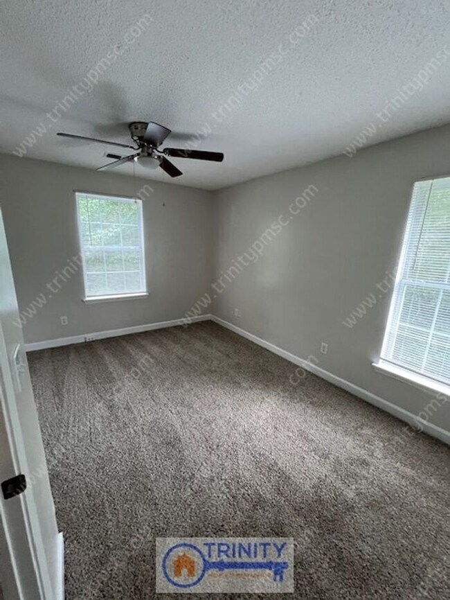 Building Photo - Cute TWO STORY Town Home!