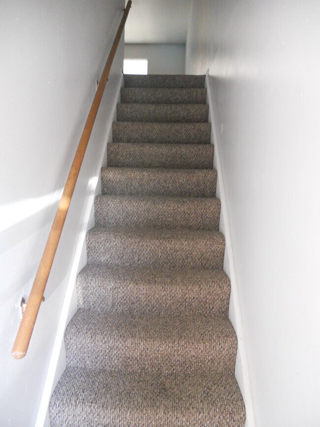 Building Photo - 404 S Poplar St