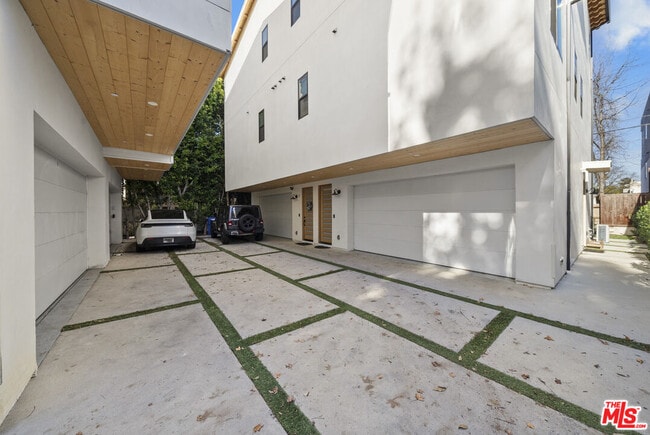 Building Photo - 10845 1/2 Morrison St