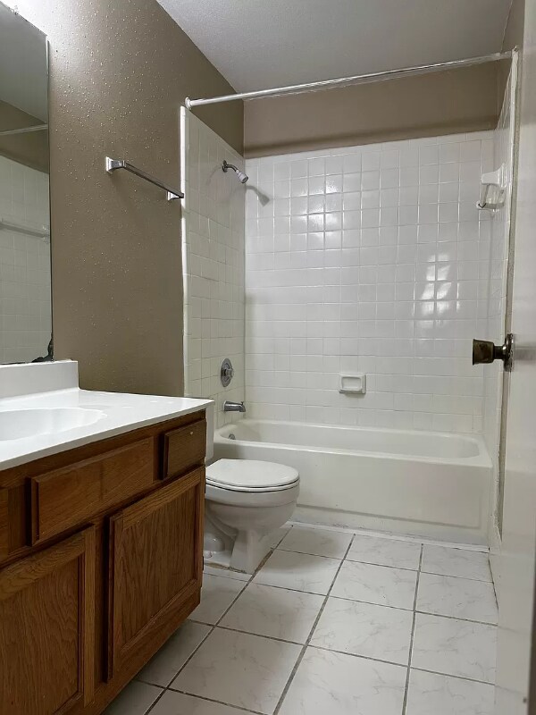 Building Photo - 9797 Leawood Blvd