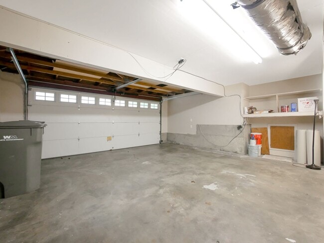 Building Photo - 3 Bed and 2 Bath Stunning Family Home is A...