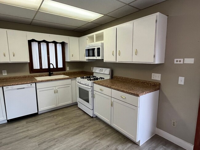 Building Photo - 4 Bed 2 Bath in Wausau! Deposit Special : ...